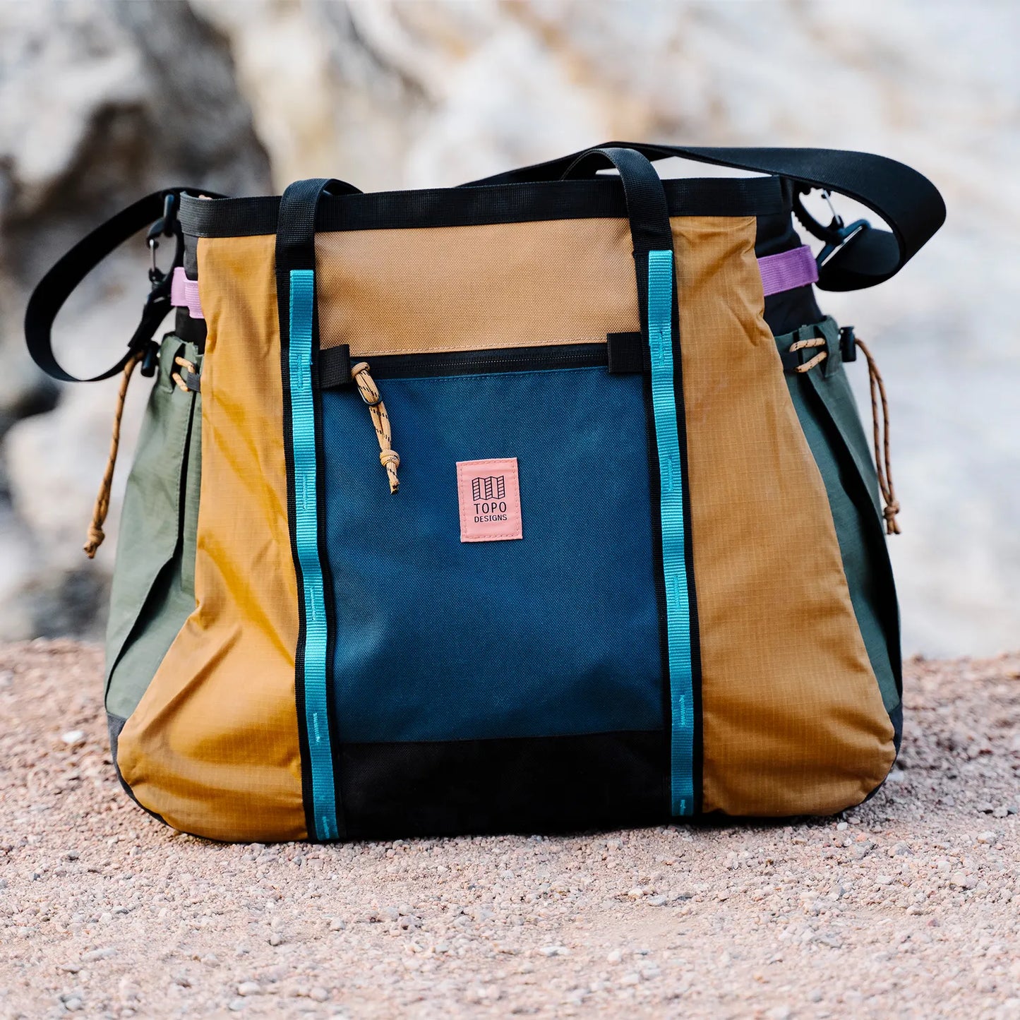 Rucksack-TopoDesignMountainGearBag-KhakiPondblue-Lifestyle02#farbe_khaki-ponde-blue