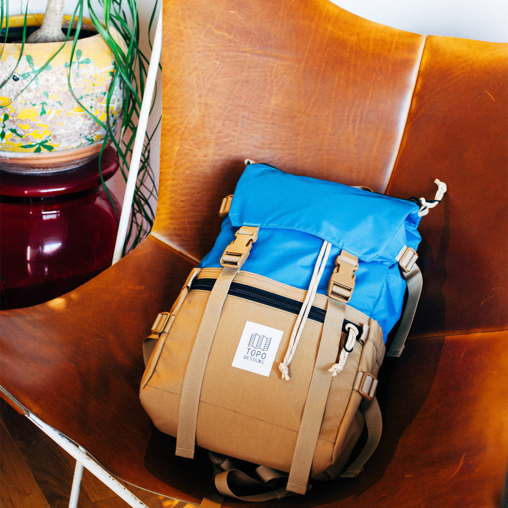 Rucksack-TopoDesignRoverPackClassic-Blue_Khaki-Lifestyle#farbe_blue-khaki