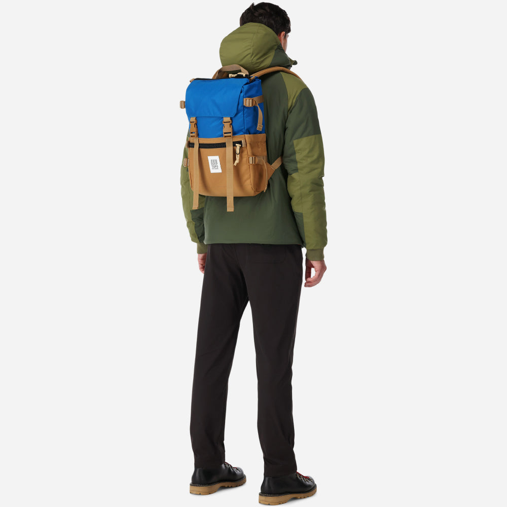    Rucksack-TopoDesignRoverPackClassic-Blue_Khaki-Lifestyle02#farbe_blue-khaki